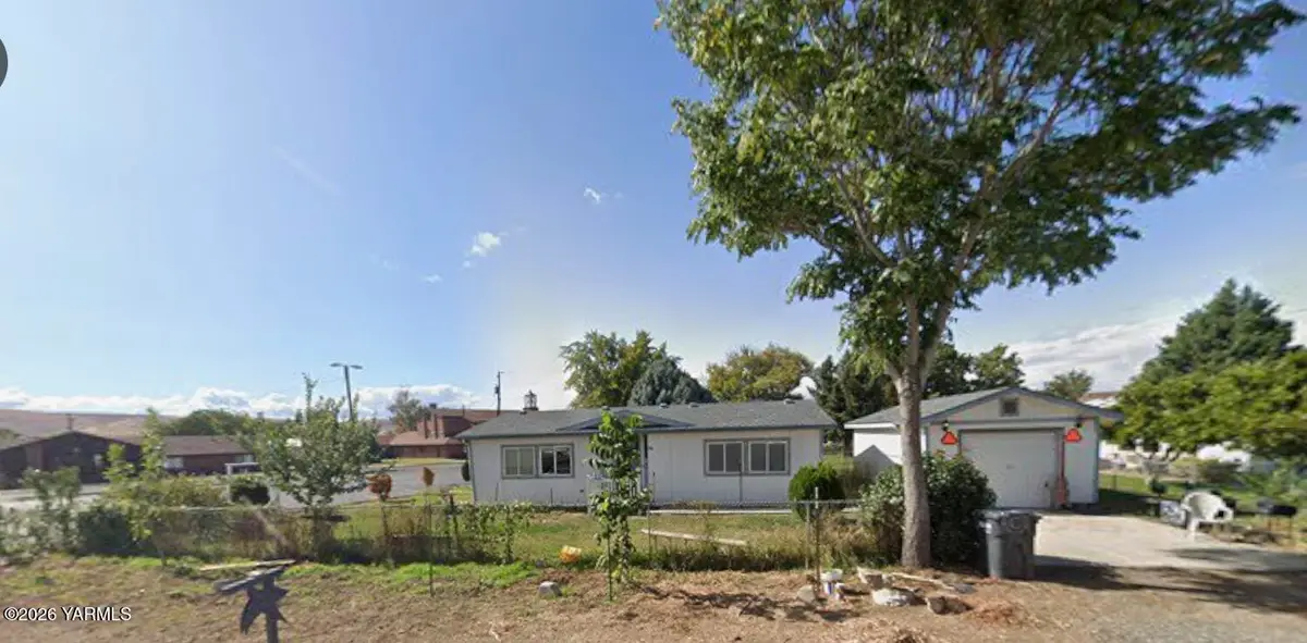 304 N Tacoma Ave, Moxee, WA 98936 - #1