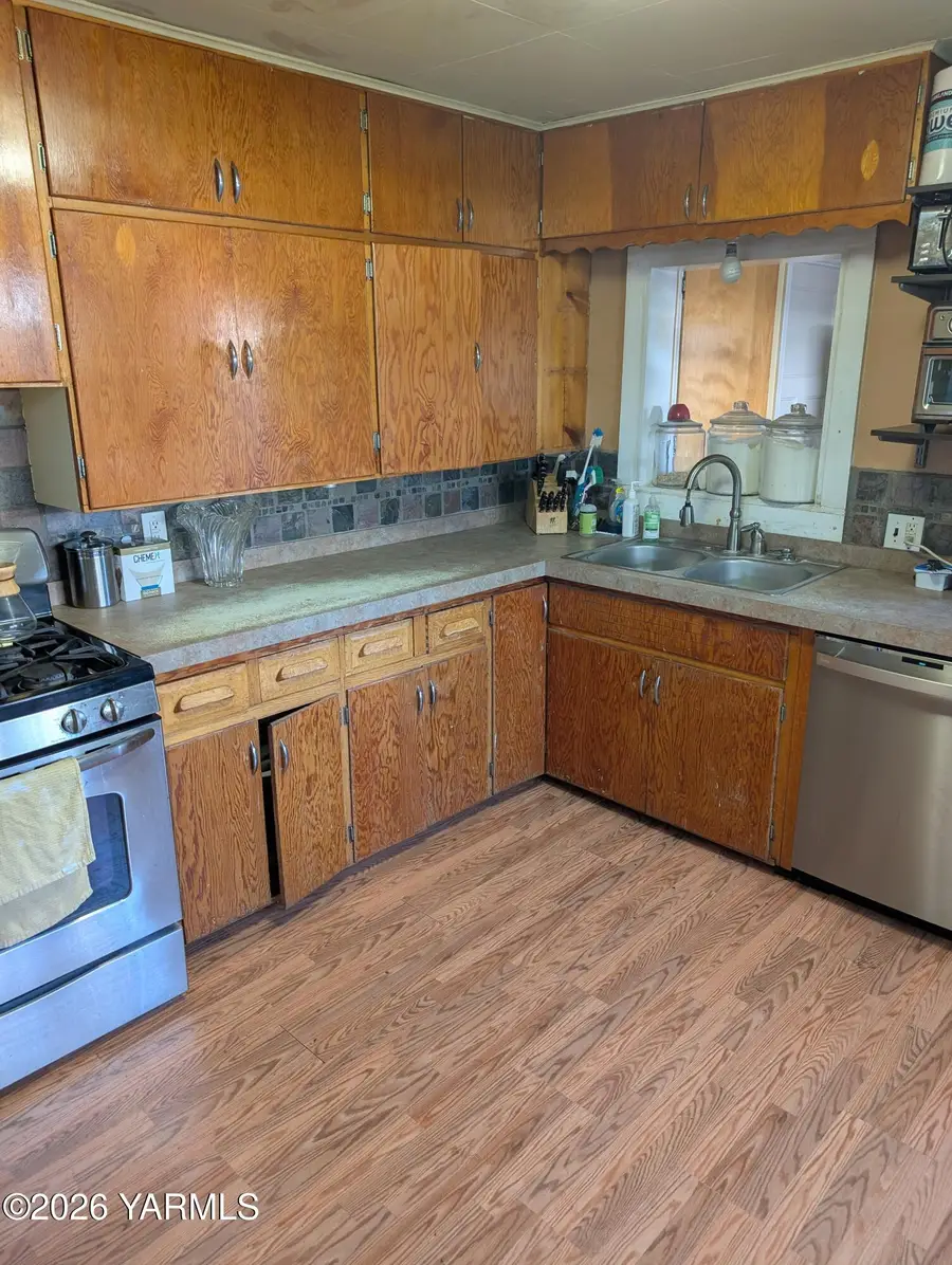 110 E Bartlett Ave, Selah, WA 98942 - #2