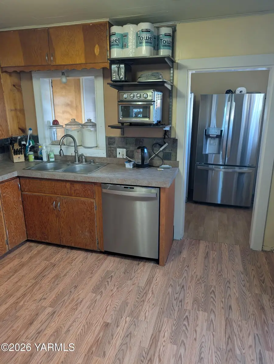 110 E Bartlett Ave, Selah, WA 98942 - #3