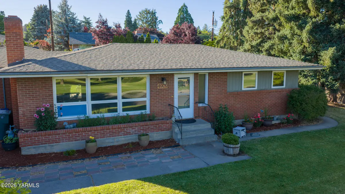 4909 W Lincoln Ave, Yakima, WA 98908 - #1