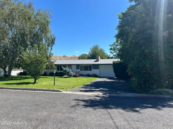39 Saint John Ave, Naches, WA 98937