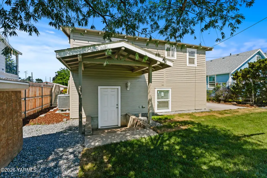909 N 10th Ave, Yakima, WA 98902 - #3