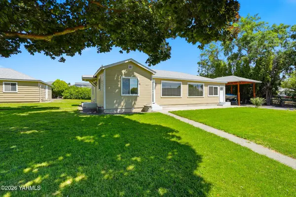 4711 E Hillcrest Dr, Yakima, WA 98901