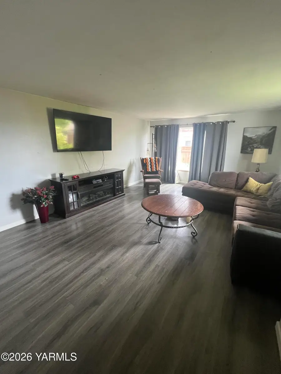 421 S 59th Ave, Yakima, WA 98908 - #2