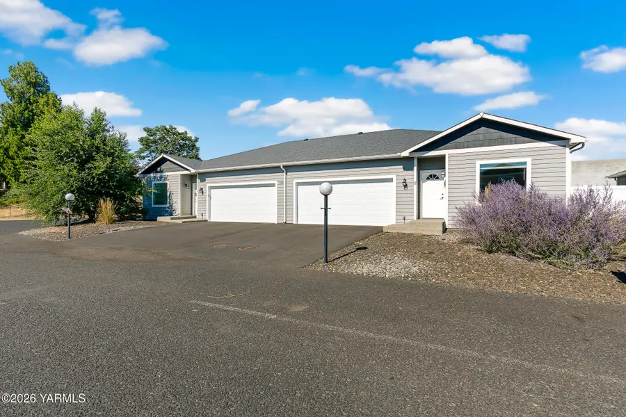 712 N 30th Ave, Yakima, WA 98902 - #2