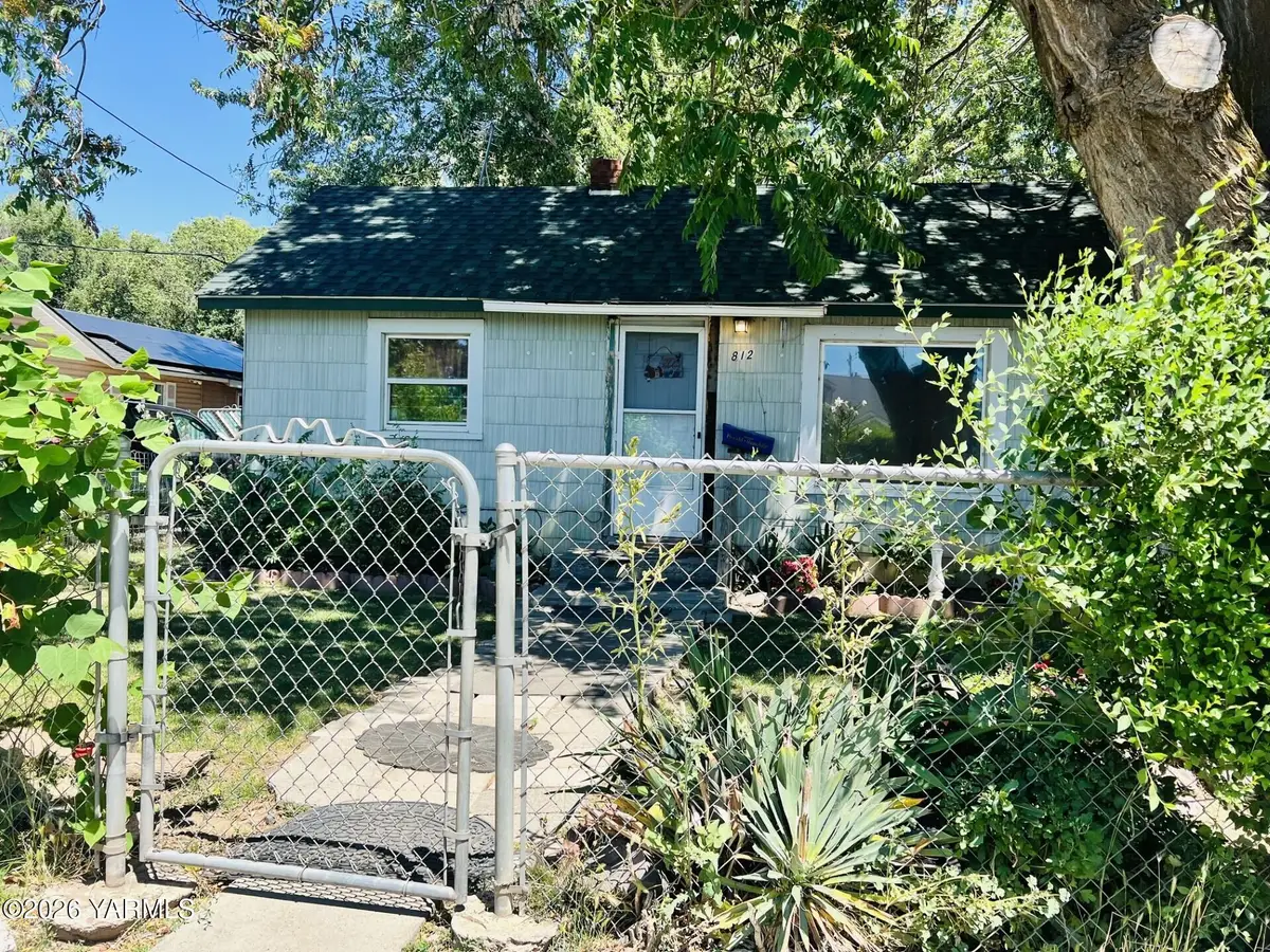 812 Washington Ave, Toppenish, WA 98948 - #1