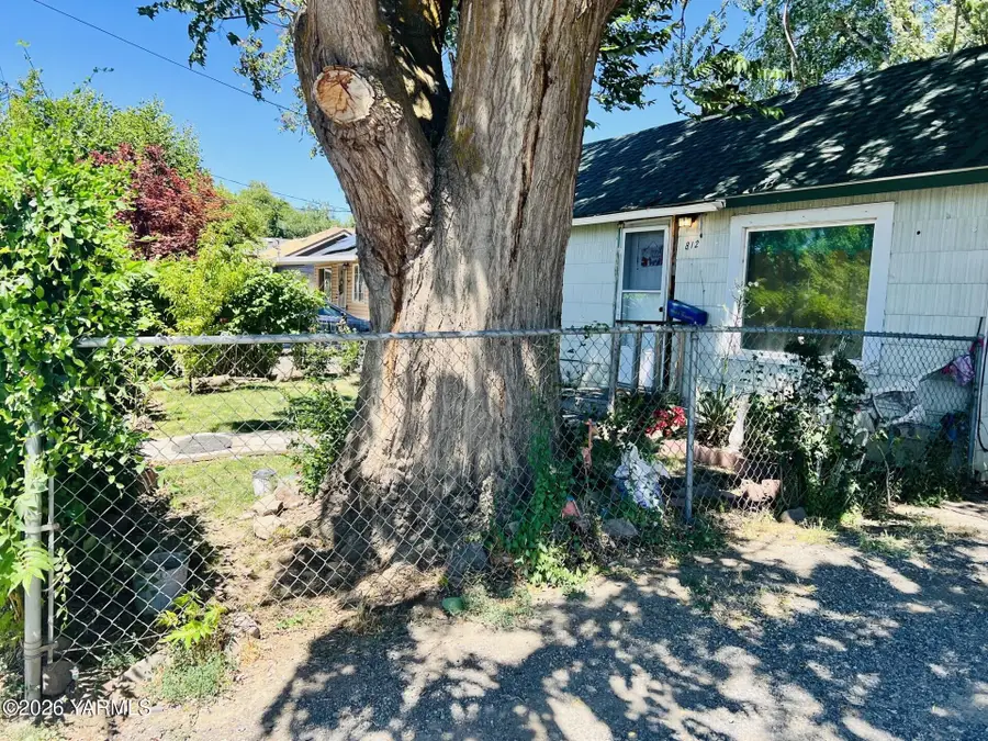 812 Washington Ave, Toppenish, WA 98948 - #2