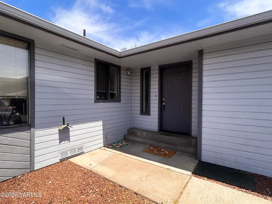 1105 S 34th Ave, Yakima, WA 98902 - #3
