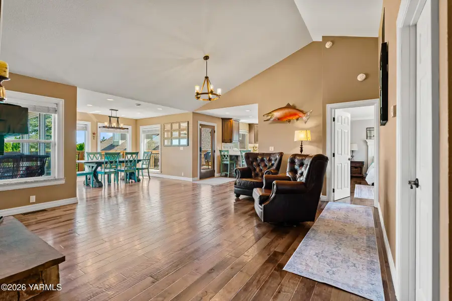 7027 Scenic Dr, Yakima, WA 98908 - #3