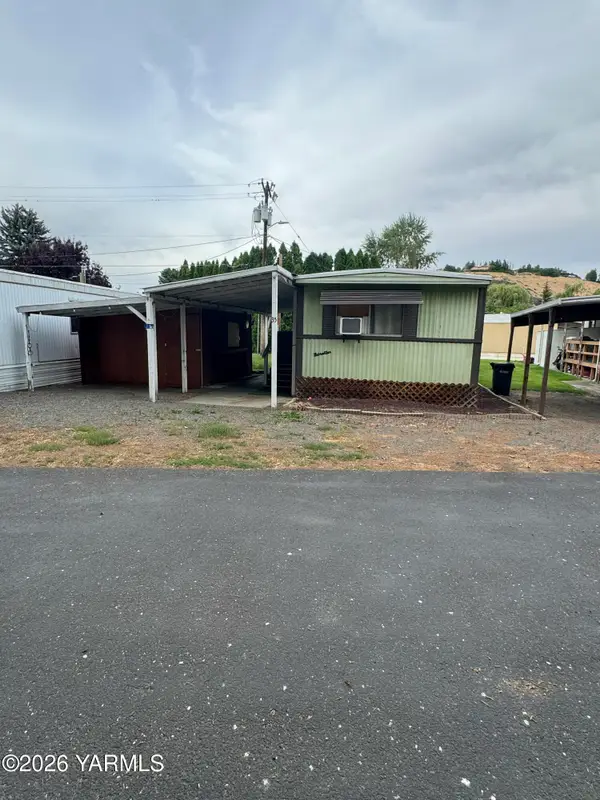 451 Pence Rd #35, Yakima, WA 98901