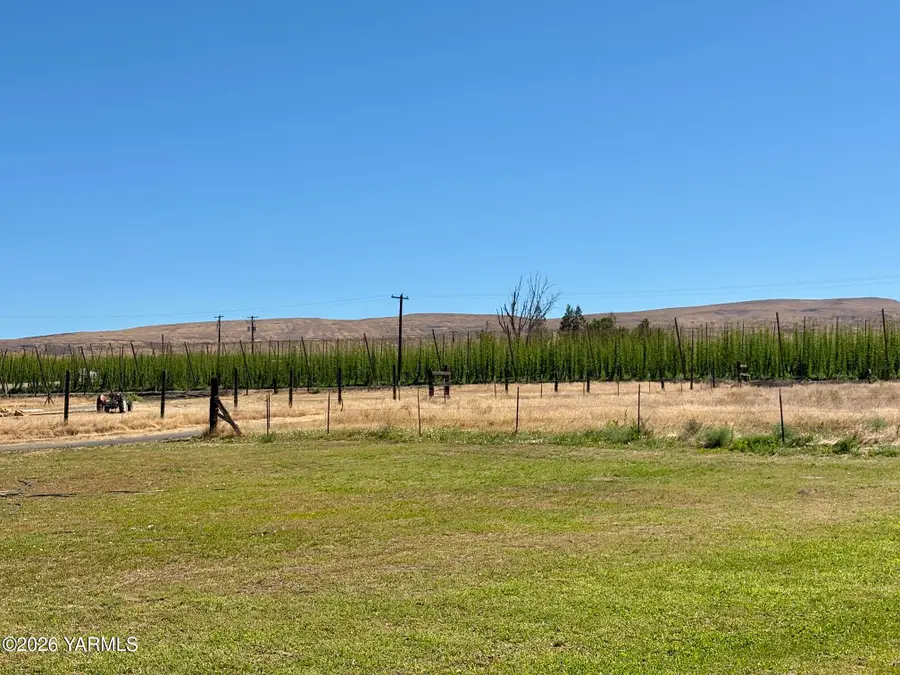 660 Rodman Rd, Selah, WA 98942 - #3