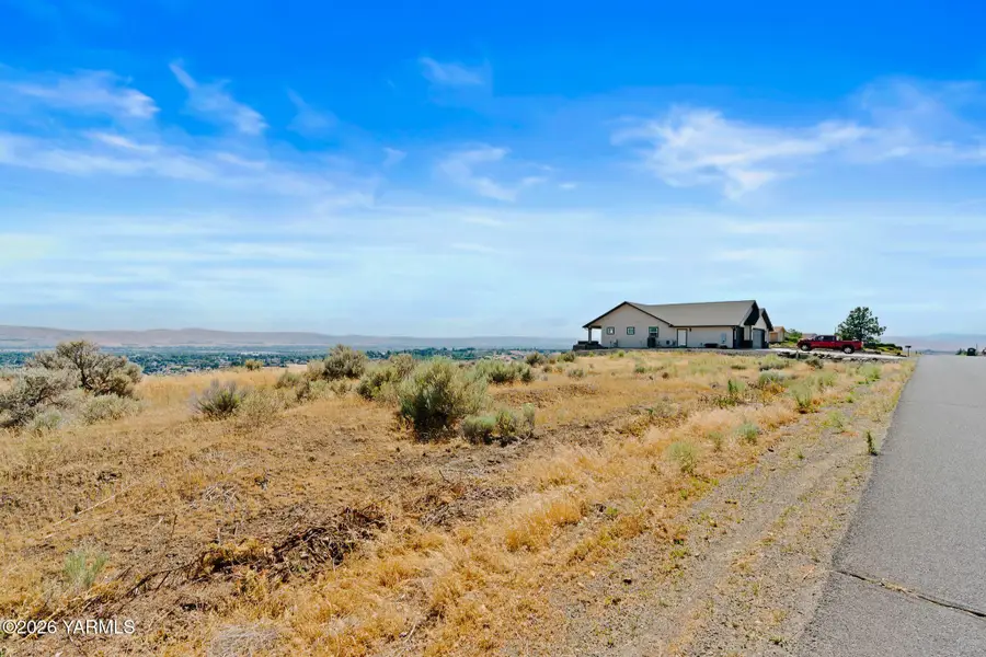 729 Lookout Point Dr, Selah, WA 98942 - #2