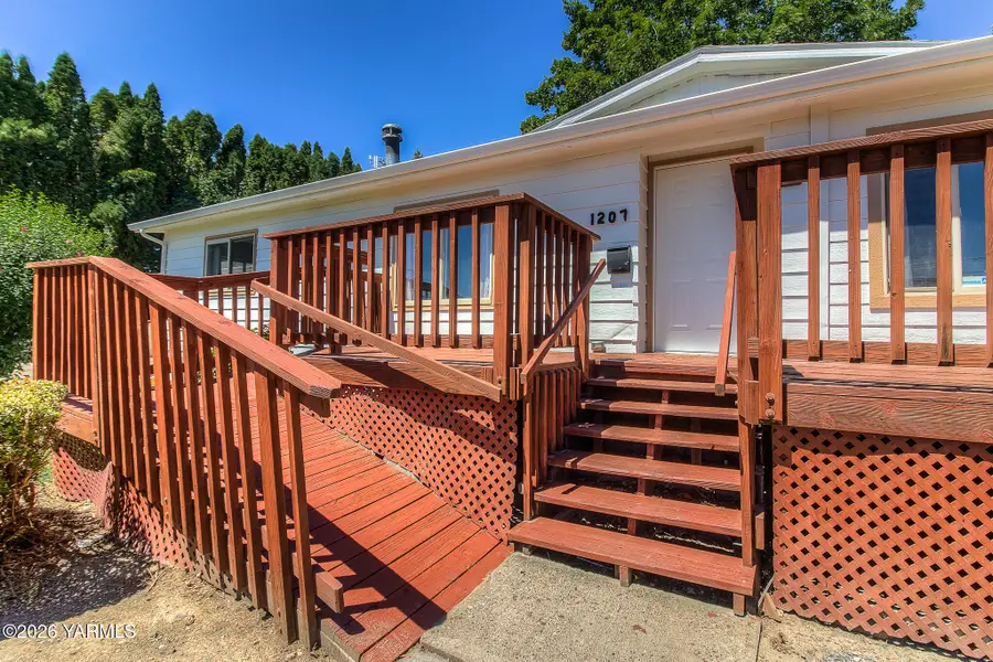 1207 Pollock Ave, Zillah, WA 98953 - #3