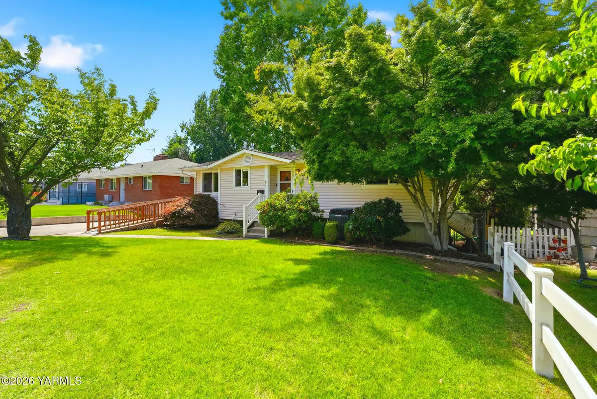 816 S 35th Ave, Yakima, WA 98902 - #1