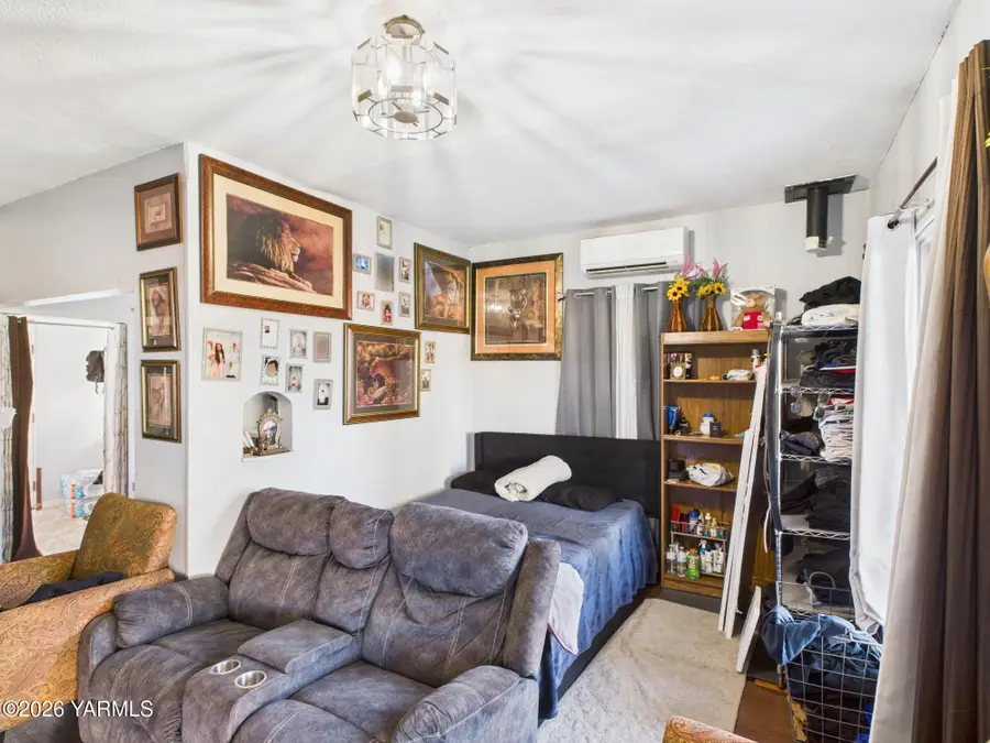 708 S 8th St, Yakima, WA 98901 - #3
