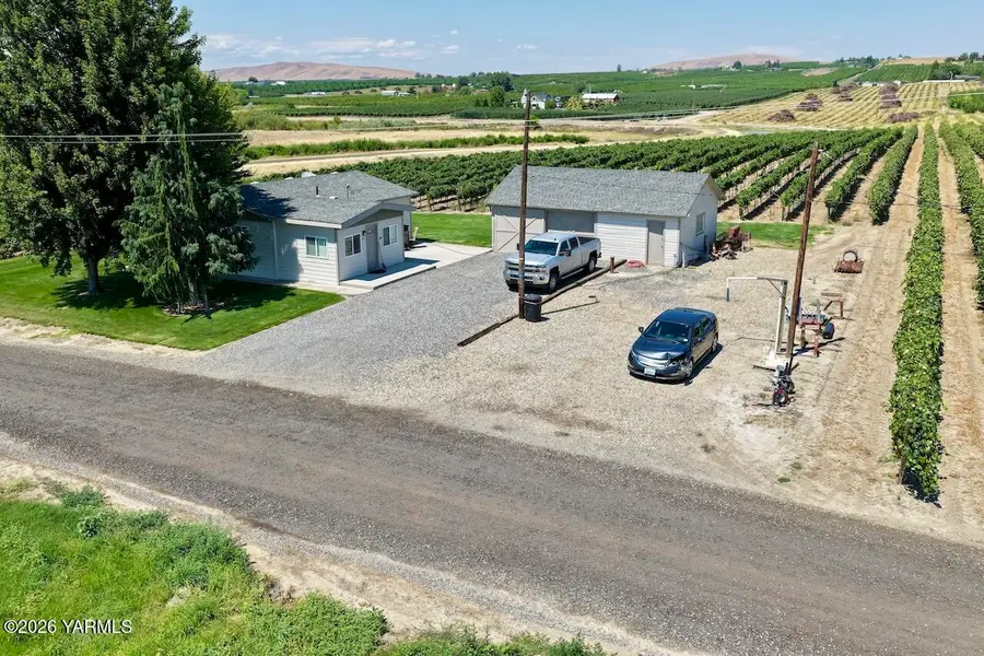 191 W Darby Ln, Zillah, WA 98953 - #3