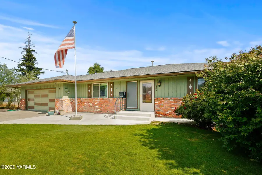 807 W Fremont Ave, Selah, WA 98942 - #2