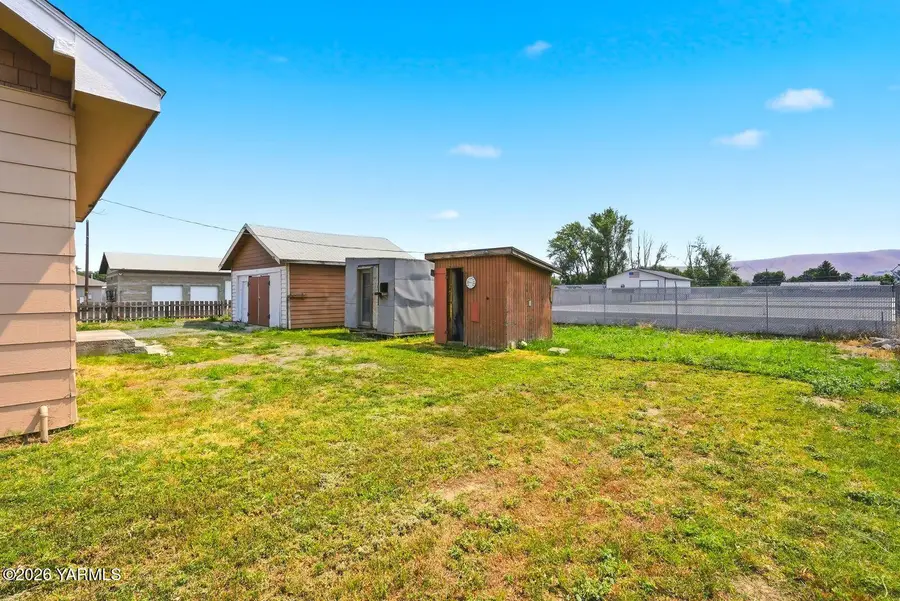 502 W Washington Ave, Yakima, WA 98903 - #3