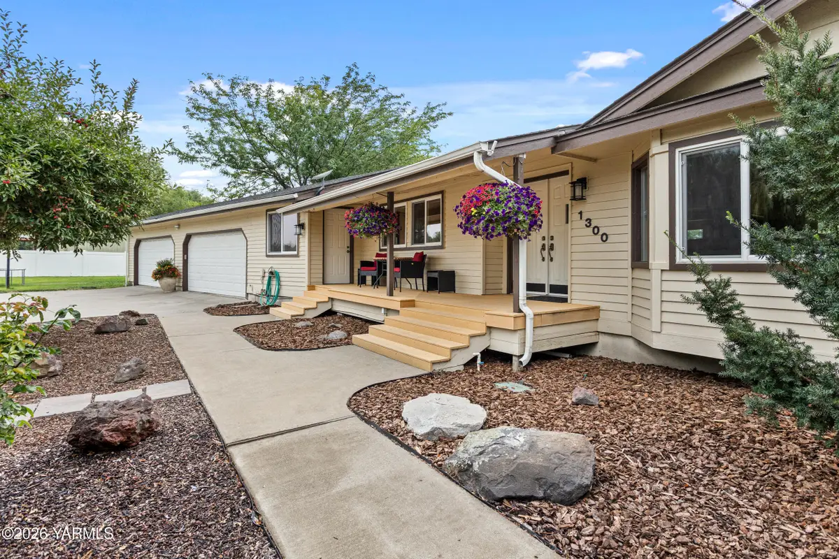 1300 Meadowlark Ln, Zillah, WA 98953 - #1