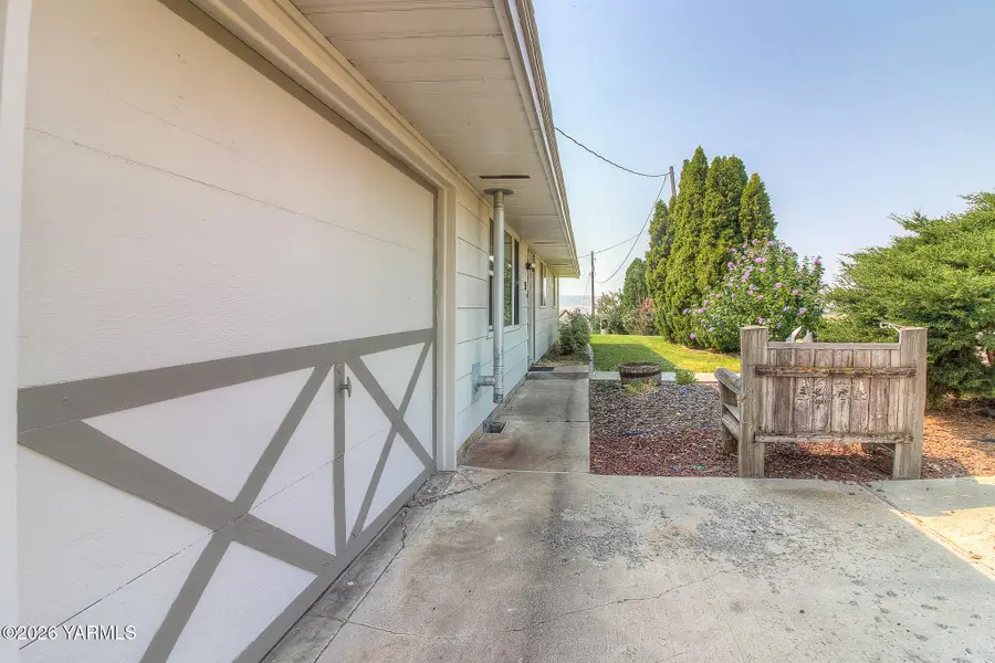 351 N Beane Rd, Moxee, WA 98936 - #3