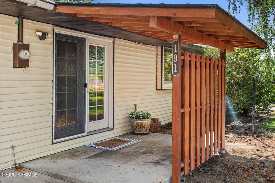 191 Stohler Rd, Selah, WA 98942 - #3