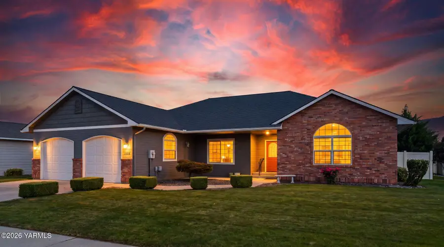1009 S 91st Ave, Yakima, WA 98908 - #2