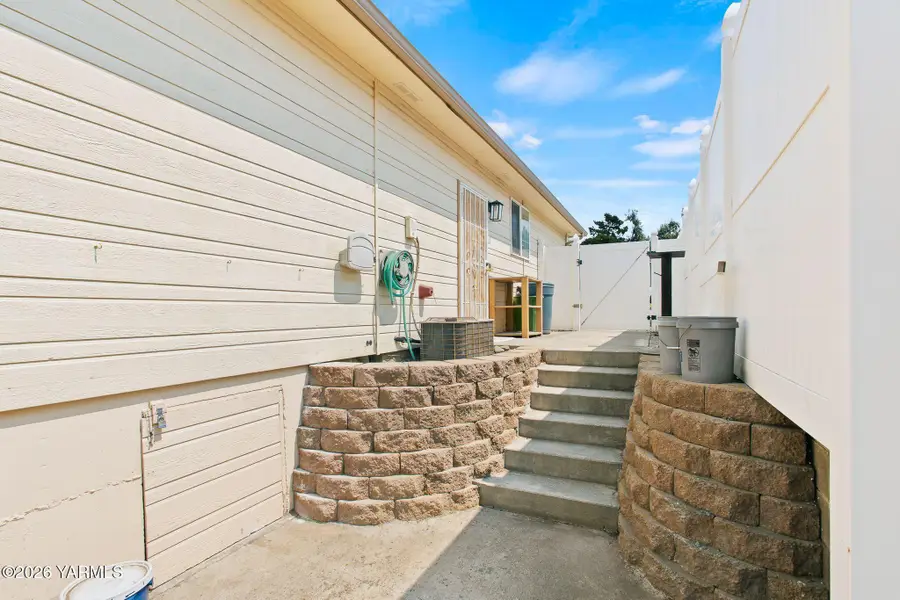 108 N 57th St, Yakima, WA 98901 - #3