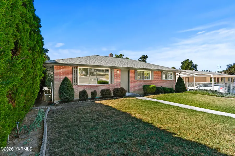 702 W Cherry Ave, Selah, WA 98942 - #2