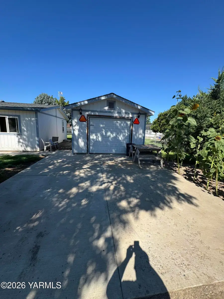 304 N Tacoma St, Moxee, WA 98936 - #2