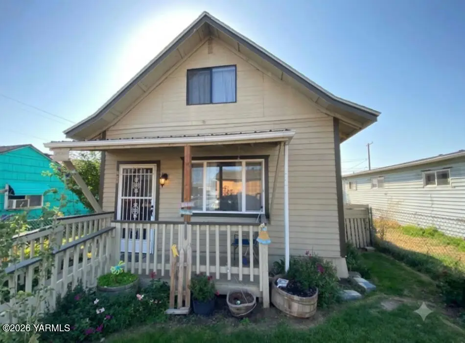 105 W 4th St, Wapato, WA 98951 - #1
