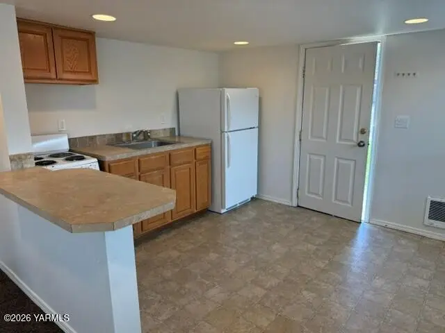 907 W Logan Ave, Yakima, WA 98902 - #2