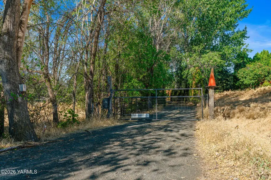 10806 Summitview Rd, Yakima, WA 98908 - #2
