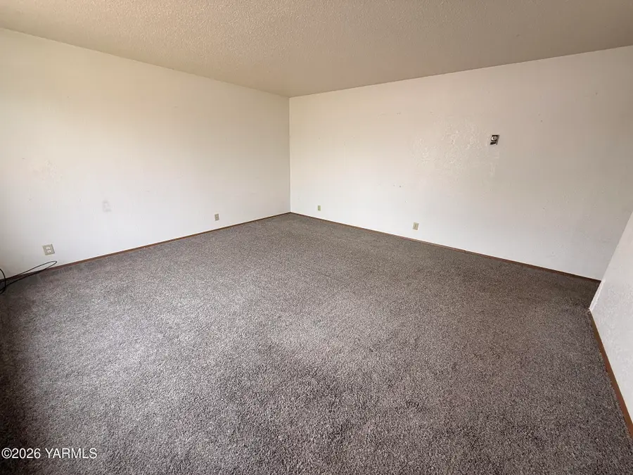 202 Jackson Dr, Grandview, WA 98930 - #2