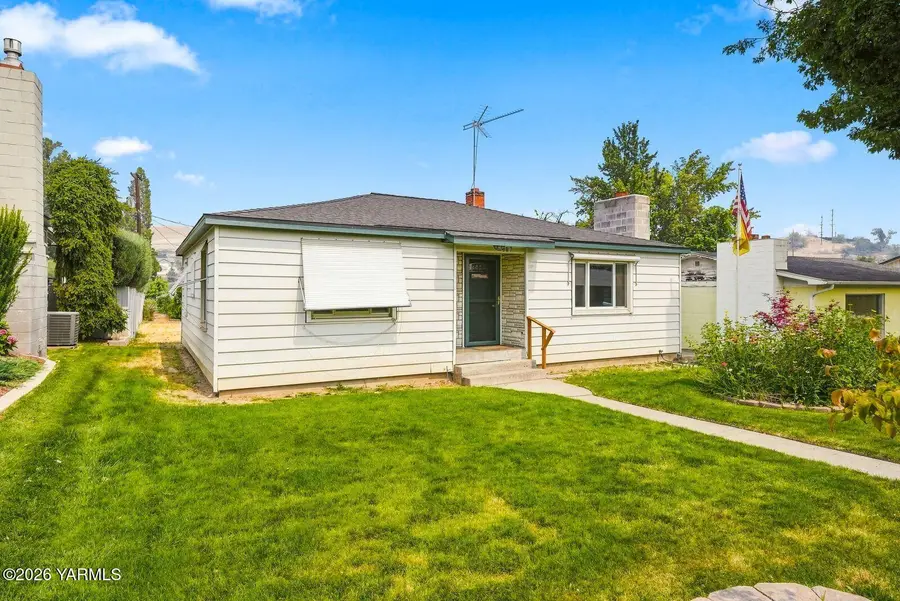 807 W Home Ave, Selah, WA 98942 - #2