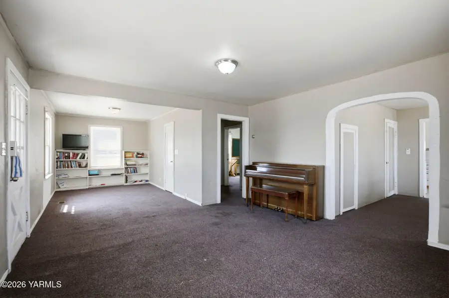 810 N 16th Ave, Yakima, WA 98902 - #3