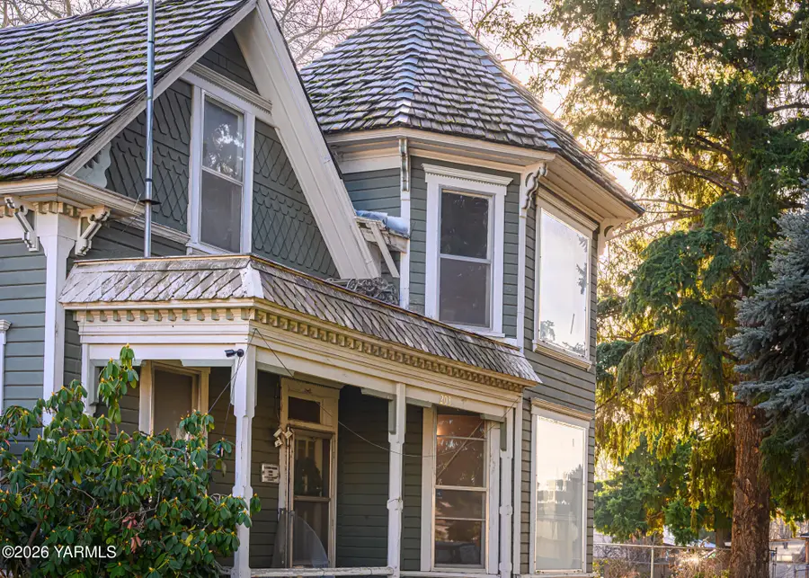 203 N 9th St, Yakima, WA 98901 - #2