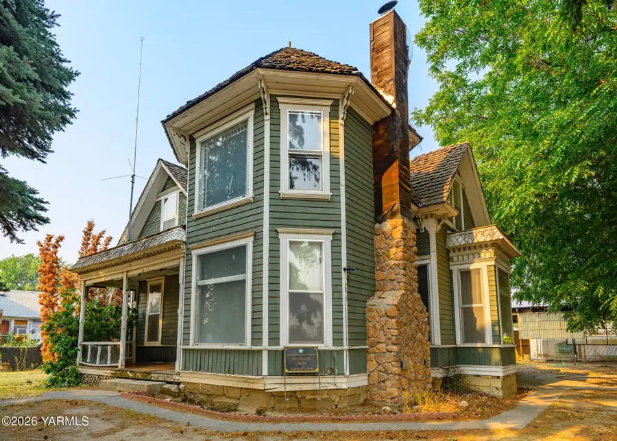 203 N 9th St, Yakima, WA 98901 - #3