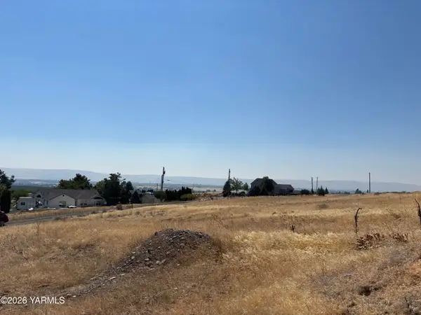 920 Camelot Way, Yakima, WA 98908