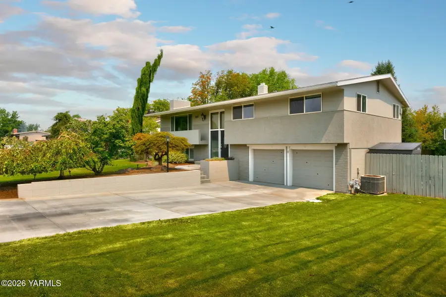 805 S 58th Ave, Yakima, WA 98908 - #3