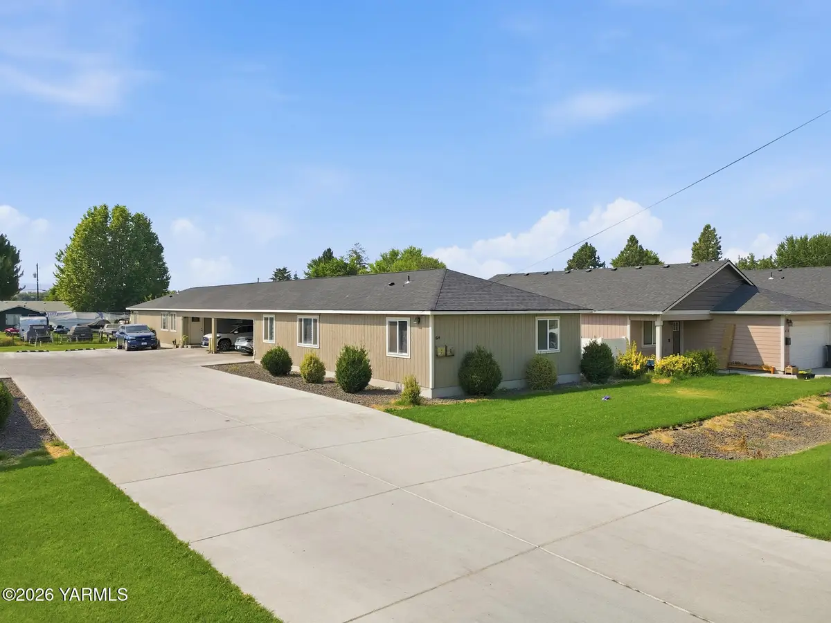 624 E 4th St, Grandview, WA 98930 - #1