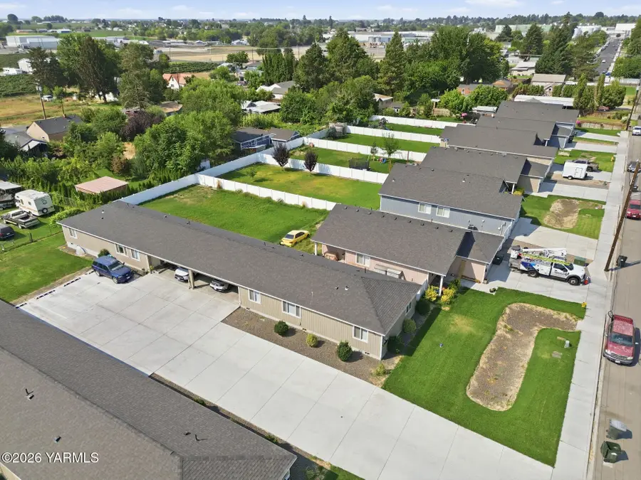 624 E 4th St, Grandview, WA 98930 - #2