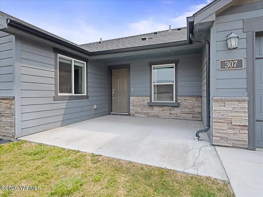 307 S 12th St, Selah, WA 98942 - #3