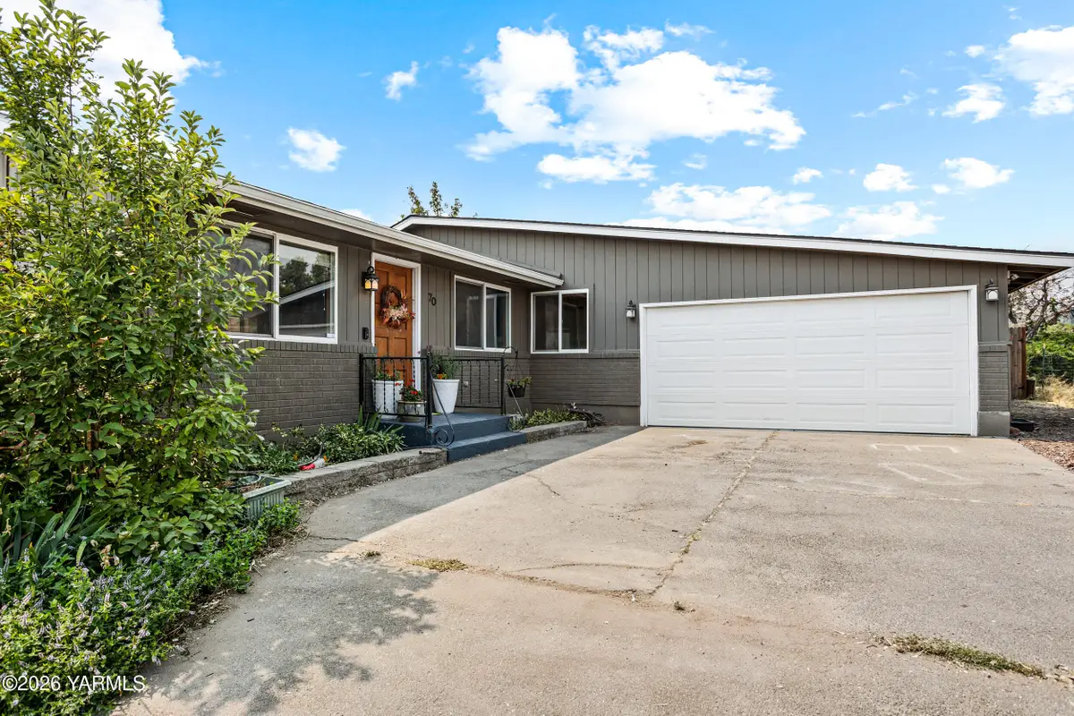 70 Herlou Dr, Selah, WA 98942 - #1