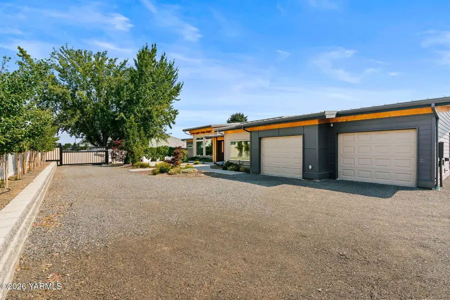 8 N 96th Ave, Yakima, WA 98908 - #3