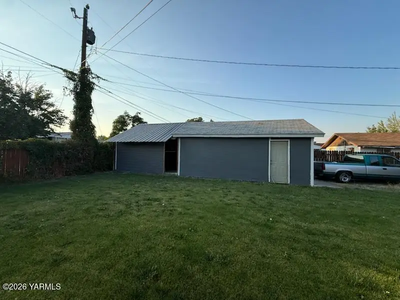 1616 Voelker Ave, Yakima, WA 98902 - #3