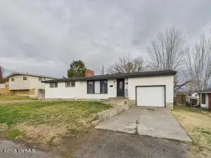 705 W Concord Ave, Grandview, WA 98930 - #3