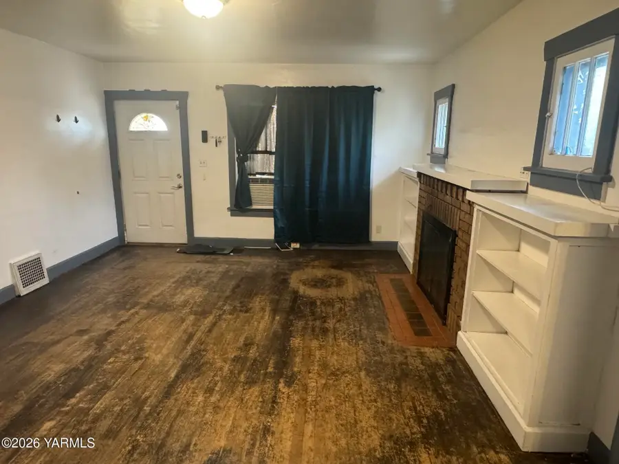 913 S 3rd Ave, Yakima, WA 98908 - #3