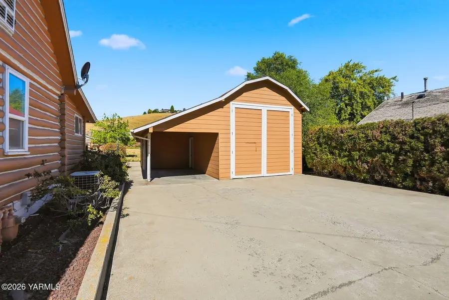 301 Pleasant Ave, Selah, WA 98942 - #2