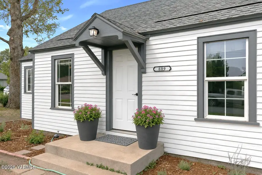 609 W Prasch Ave, Yakima, WA 98902 - #2