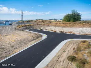 826 Sunlight Ln, Selah, WA 98942 - #2